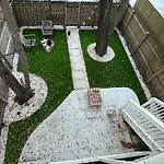 Downtown At The Peach House Dogs Welcome Fully Fenced Yard And Off-Street Parking