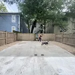 Downtown At The Peach House Dogs Welcome Fully Fenced Yard And Off-Street Parking
