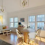 Sunny & Playful Carriage House In Downtown Savannah Stay Here And Walk Everywhere