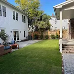 Spacious 3-Floor Downtown Retreat - Prime Location