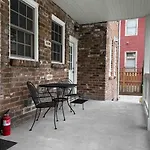 Spacious 3-Floor Downtown Retreat - Prime Location