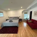 Spacious 3-Floor Downtown Retreat - Prime Location