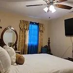 Cozy Oak Street Luxury Stay