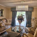 Cozy Oak Street Luxury Stay