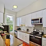 2 Bedroom Renovated Townhouse In Downtown Savannah