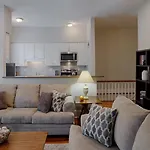 414B Waldburg St - 2 Bedroom Oasis Near Forsyth Park