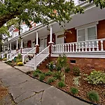 2 Bedroom Renovated Townhouse In Downtown Savannah