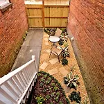 Modern 4 Bed Brownstone In Historic Downtown