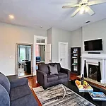 Modern 4 Bed Brownstone In Historic Downtown