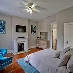 Modern 4 Bed Brownstone In Historic Downtown