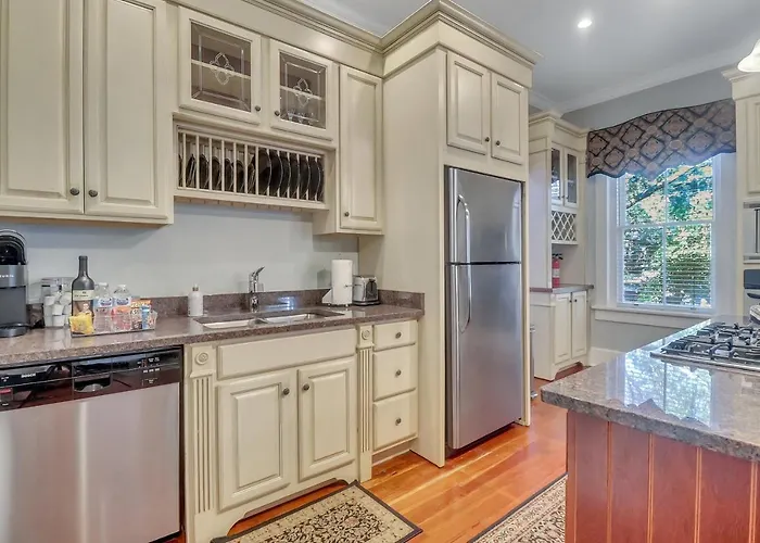 The Chippewa Suite On Savannah\'S Famous Jones Street