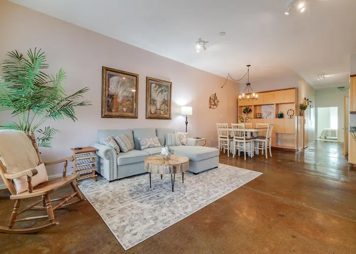 Southern Charmer-Historic District Downtown-Front Porch-Walk Score 90!!-Private Parking-1 Minute To Forsyth Park