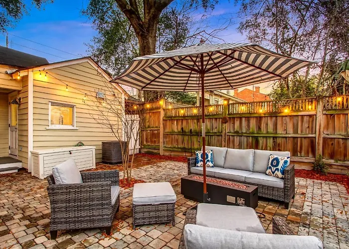 Historic 1892 Savannah Cottage Near Forsyth Park