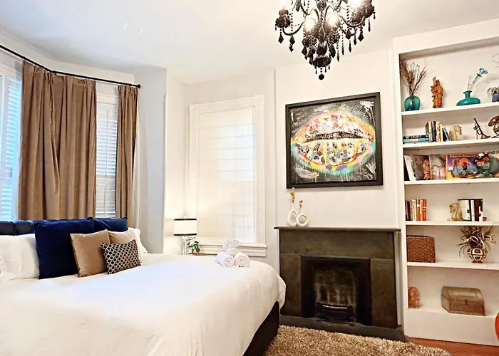 The Lyons House - Luxe Historical Home - Parking Included