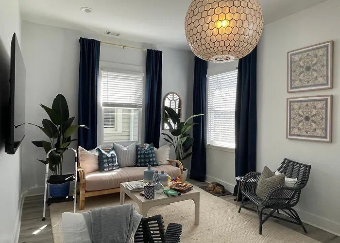 New! Stylish 1900S Renovated Duplex Apartment Building Near Forsyth & River St