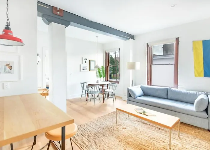 Spacious 2 Bedroom In Downtown Savannah