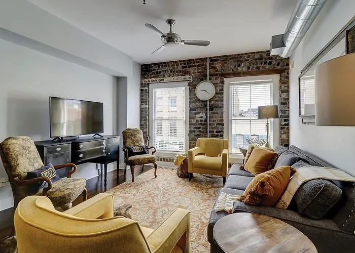 Old Towne Loft On Broughton -Steps To City Market