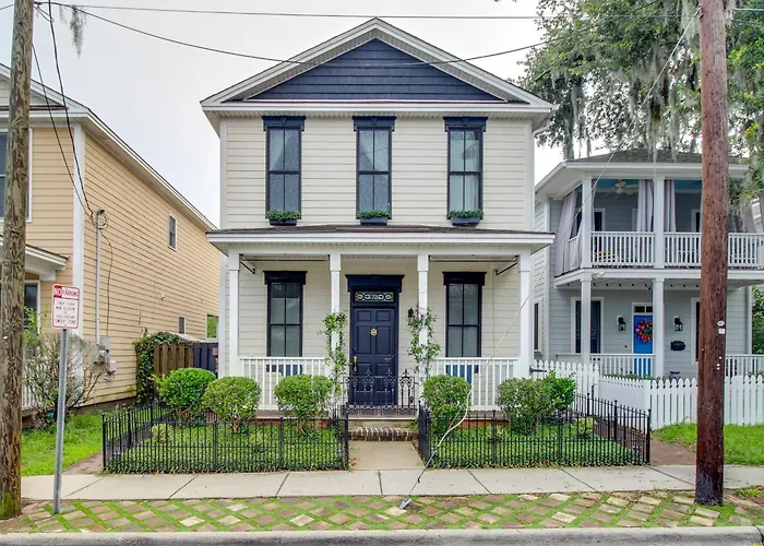Chic Thomas Square Home In Walkable Location!