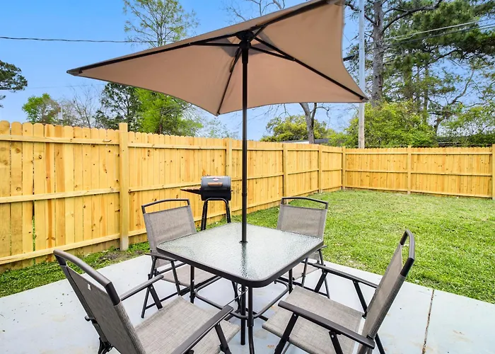 Inviting Savannah Home With Yard 3 Mi To Downtown!