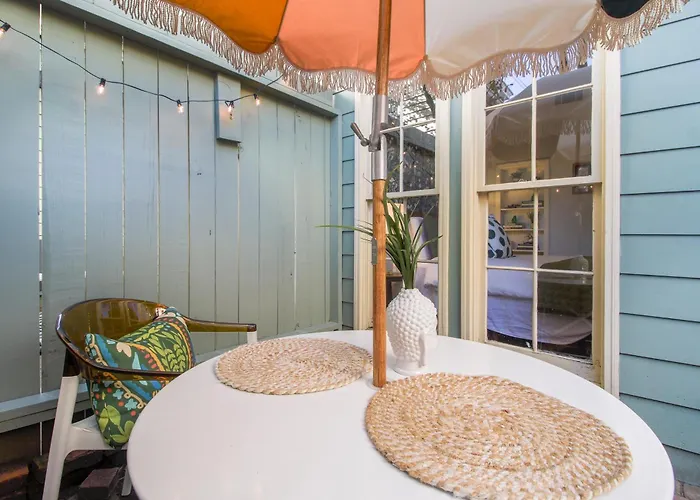Private Patio Retreat In Charming Downtown