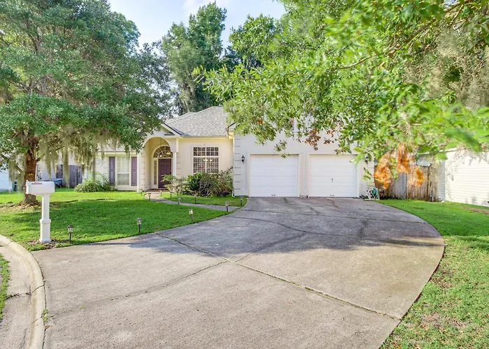 Pet-Friendly Savannah Home With Cozy Fireplace!