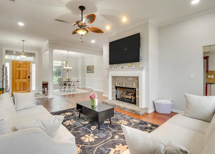 3 Mi To Oglethorpe Mall Home With Fenced Yard!