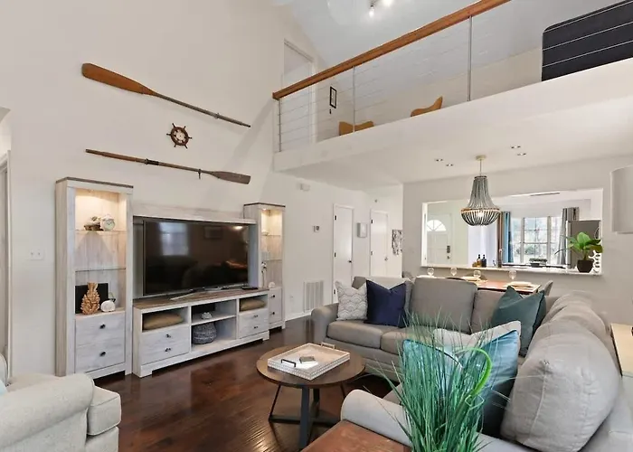 New Spacious Cottage Near Beach & City Dogs Welcome