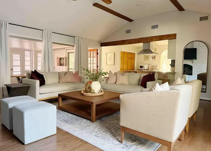 Spacious Family Home W Pool And Game-Room Near Downtown And Beach