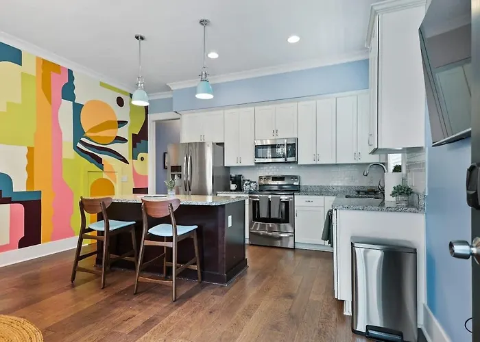 Renovated Dog Friendly Duplex Near Food & Fun Fully Fenced Yard And Private Parking
