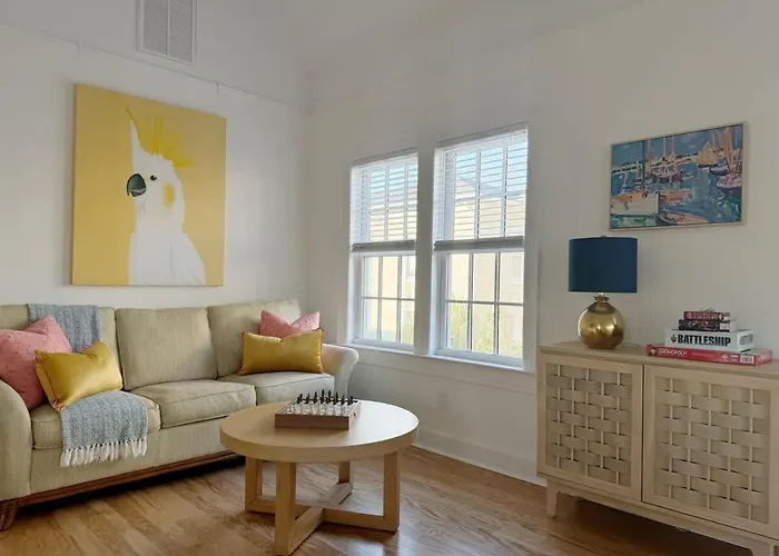 Sunny & Playful Carriage House In Downtown Savannah Stay Here And Walk Everywhere