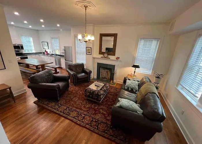 Spacious 3-Floor Downtown Retreat - Prime Location