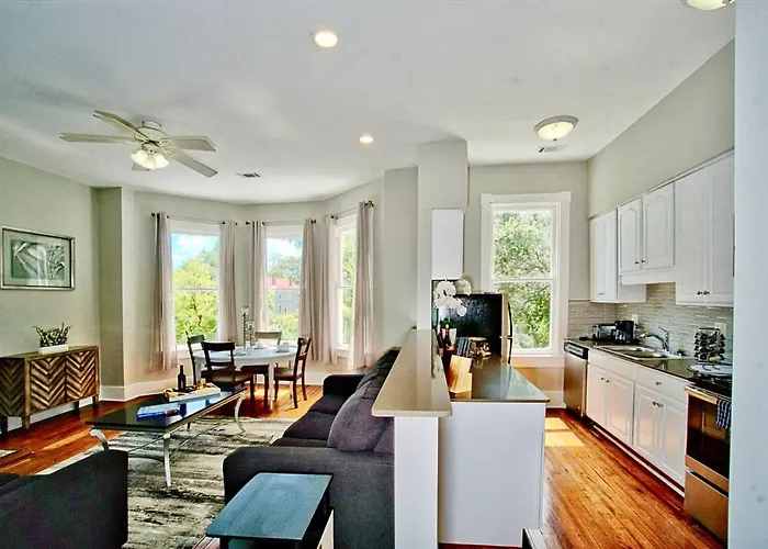 2 Bedroom Renovated Townhouse In Downtown Savannah