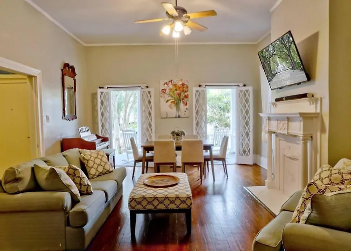 Comfortable Escape In Historic Downtown Savannah