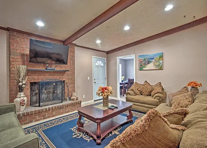 Updated Savannah Home With Yard - Near River Street!