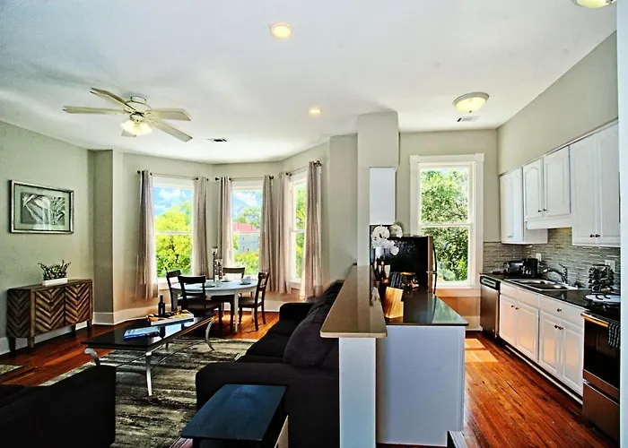 Modern 4 Bed Brownstone In Historic Downtown