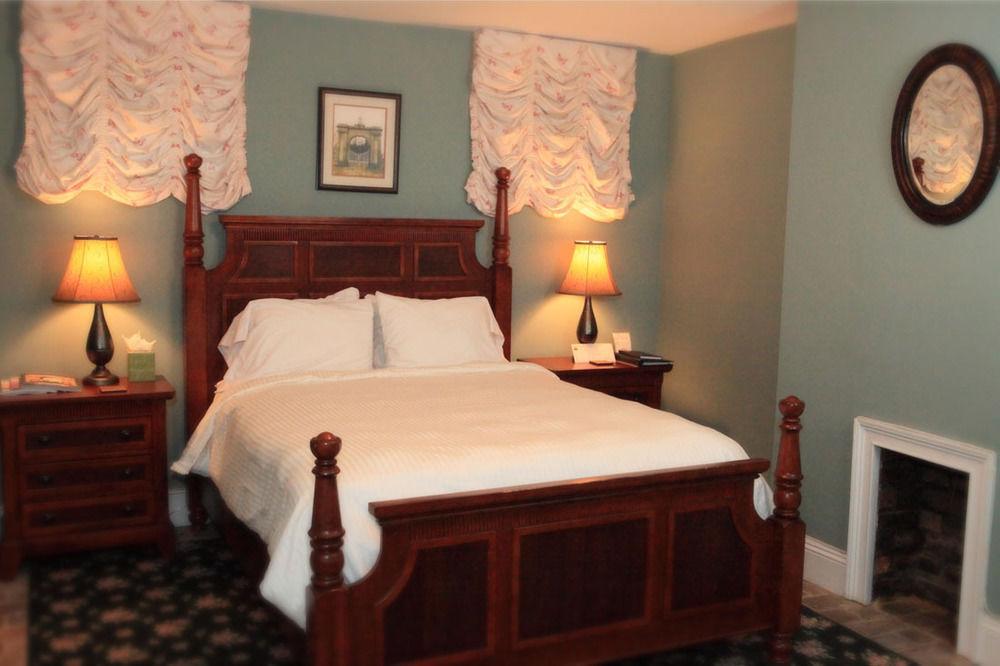 Dresser Palmer House Bed & Breakfast Savannah