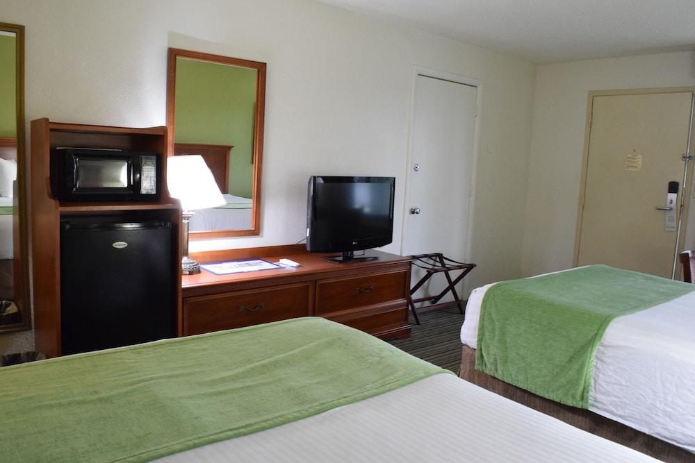 Ramada By Wyndham Savannah Gateway 3*