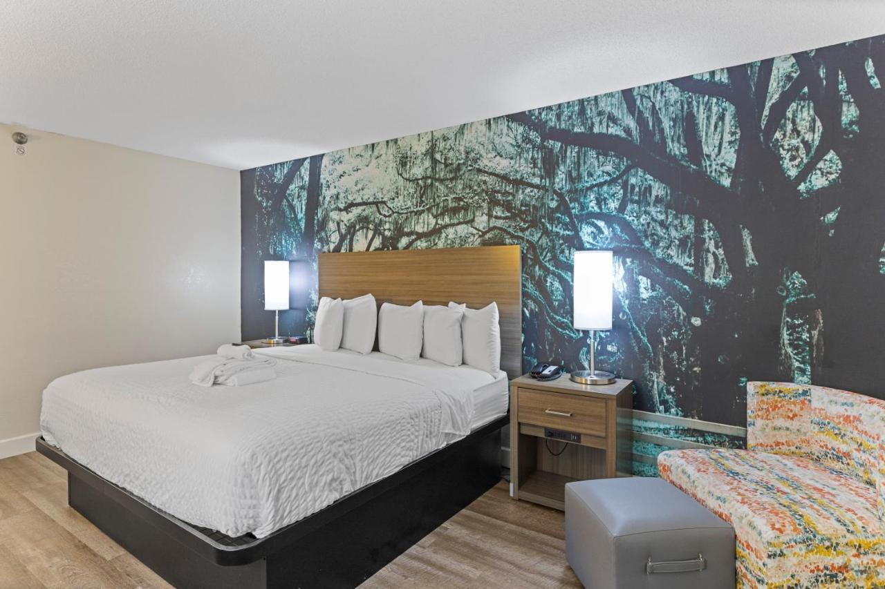 Clarion Pointe Savannah Gateway I-95 Hotel 3*