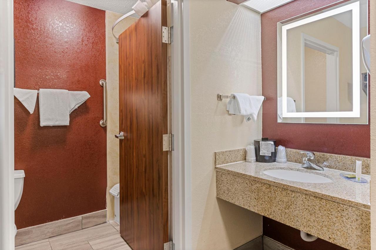 Hotel Clarion Pointe Savannah Gateway I-95 3*