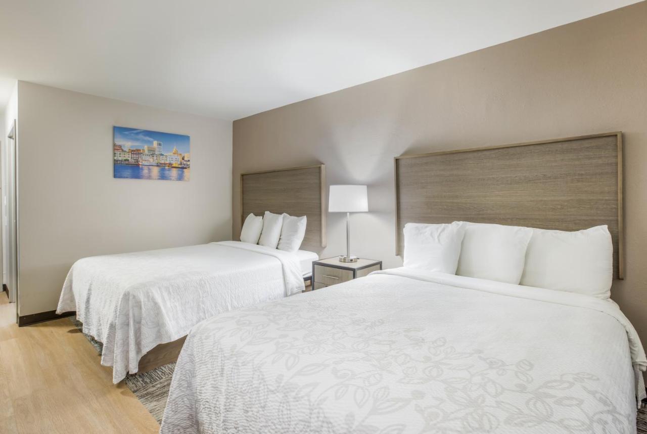 Red Roof Plus+ & - I-95 Hotel 3*
