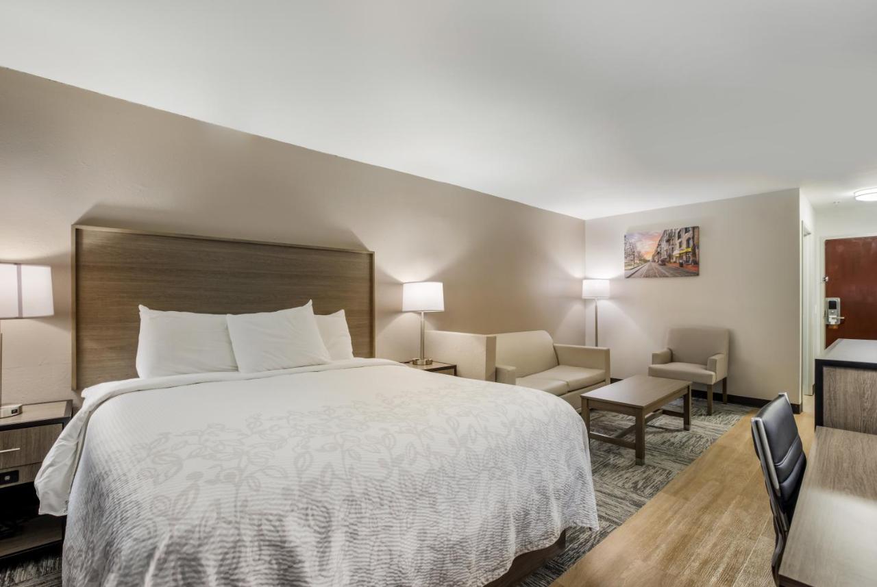 Red Roof Plus+ & - I-95 Hotel 3*