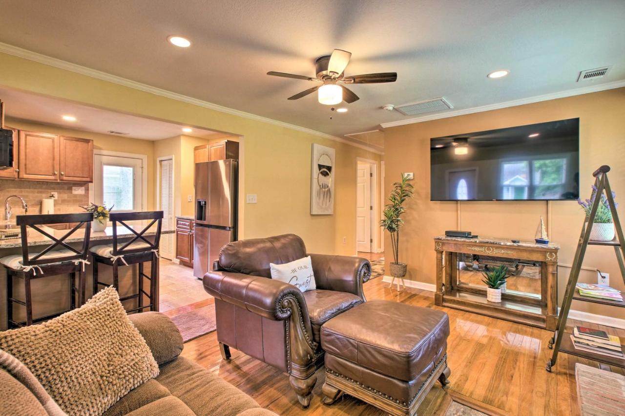 Updated Hideaway With Luxury Backyard! Holiday home