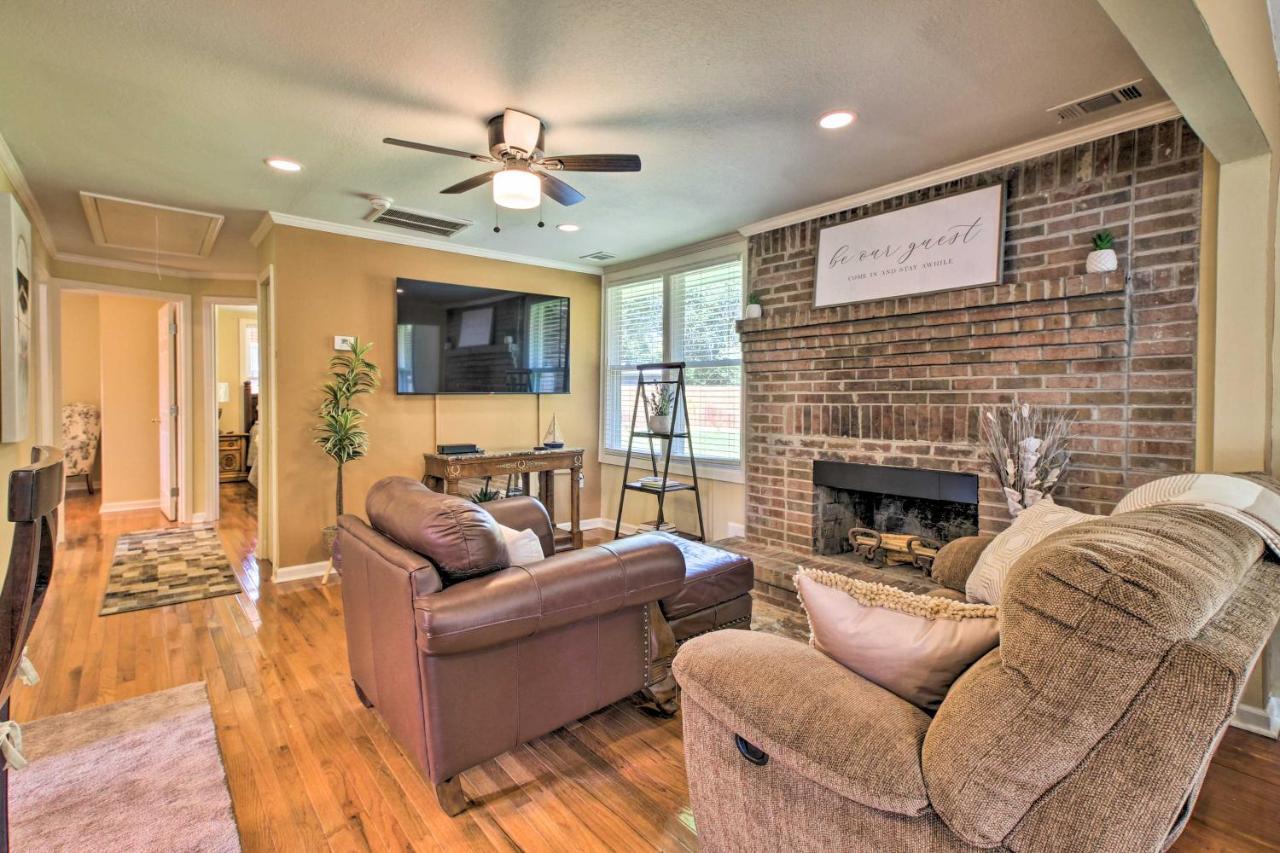 Updated Hideaway With Luxury Backyard! Holiday home