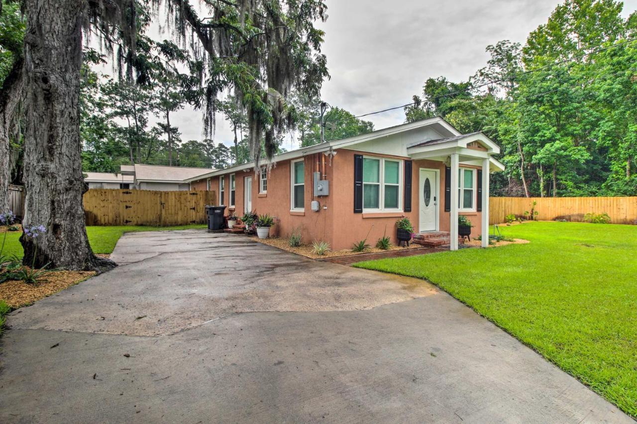 Updated Hideaway With Luxury Backyard! Holiday home Savannah