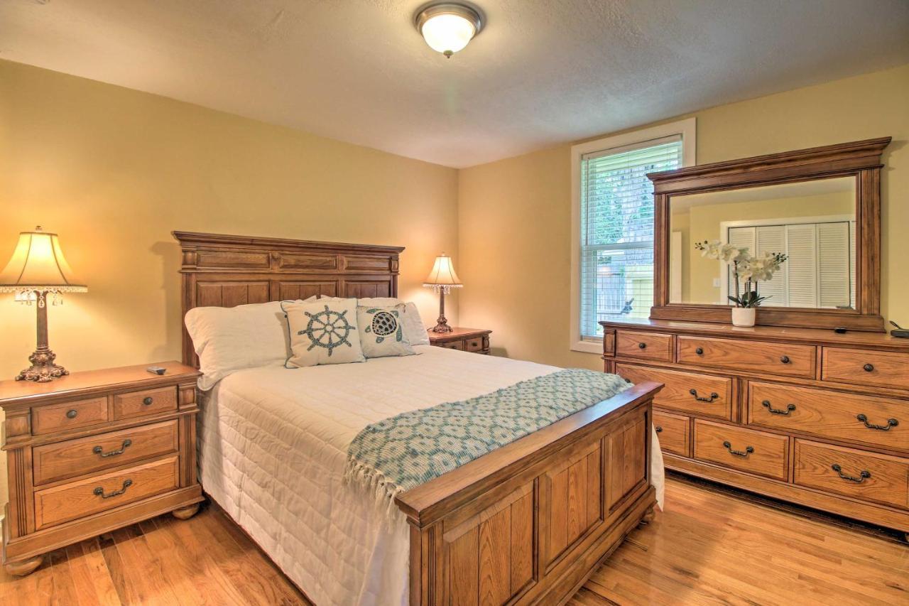 Updated Hideaway With Luxury Backyard! Holiday home