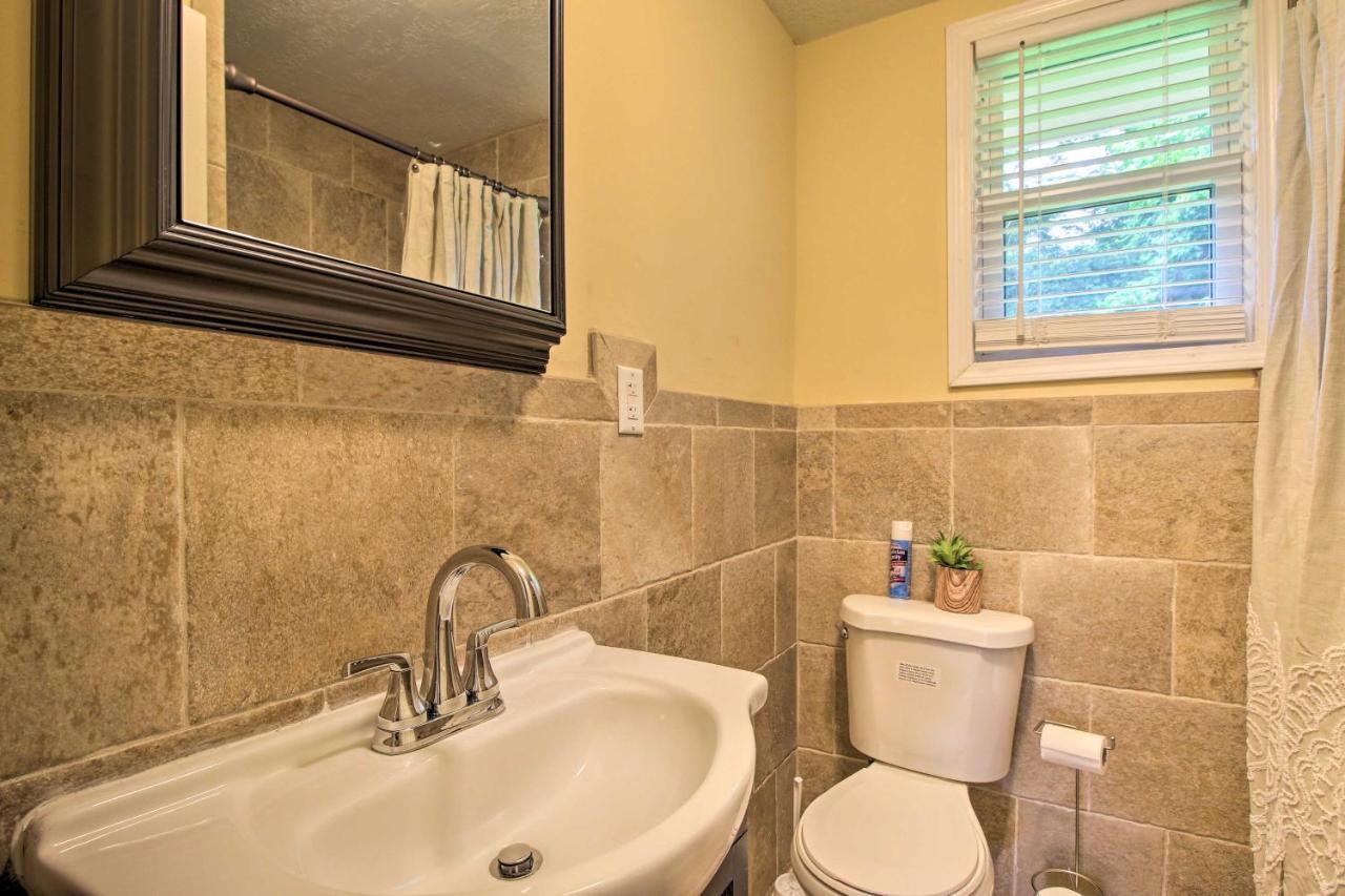Updated Hideaway With Luxury Backyard! Holiday home
