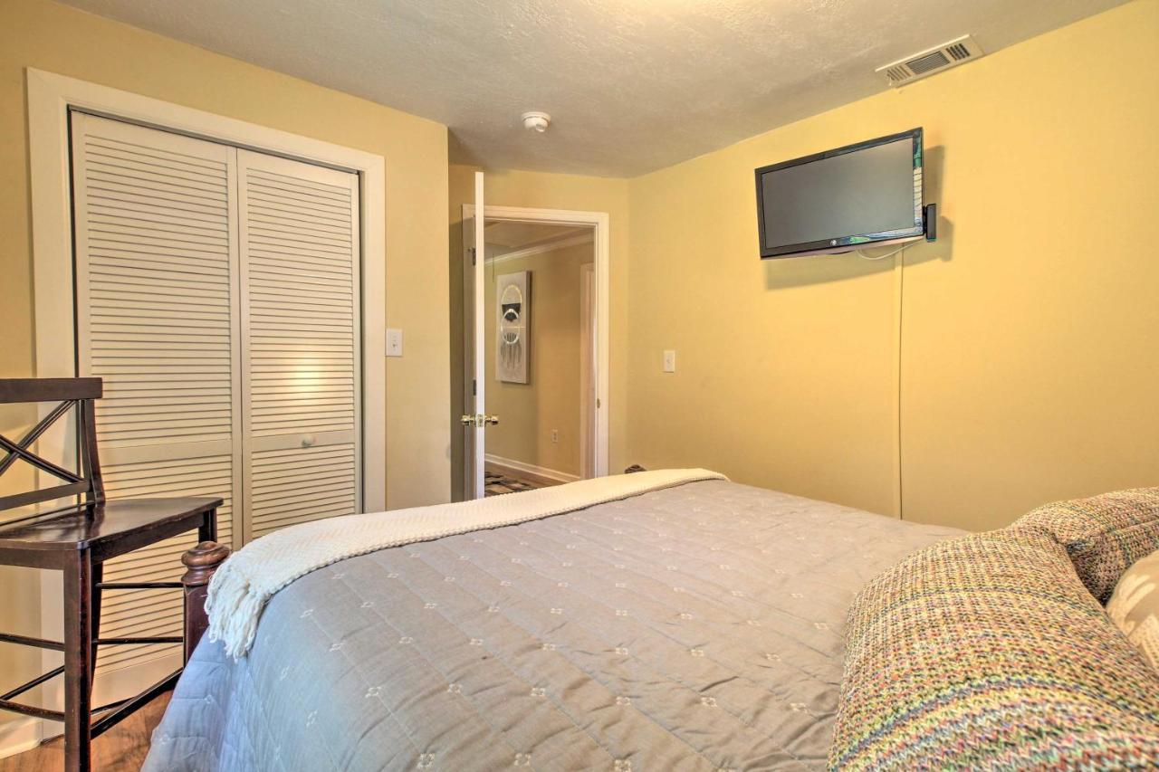 Updated Hideaway With Luxury Backyard! Holiday home Savannah
