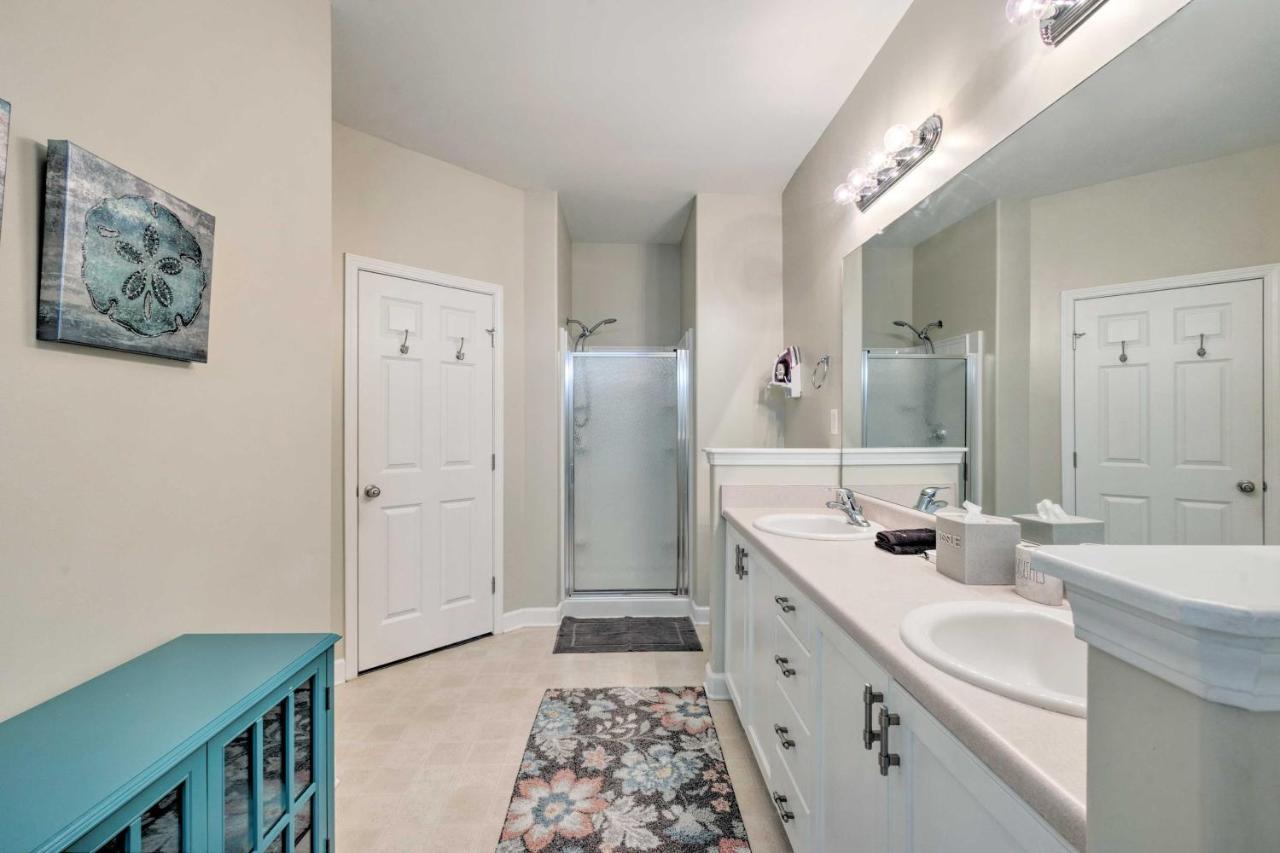 Spacious Pooler With Family-friendly Perks Holiday home
