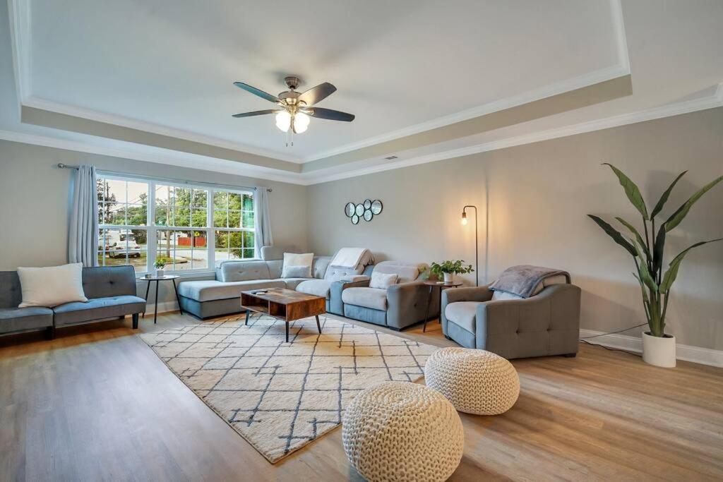 Beautiful New Construction Only 4 Min To Downtown! Holiday home *