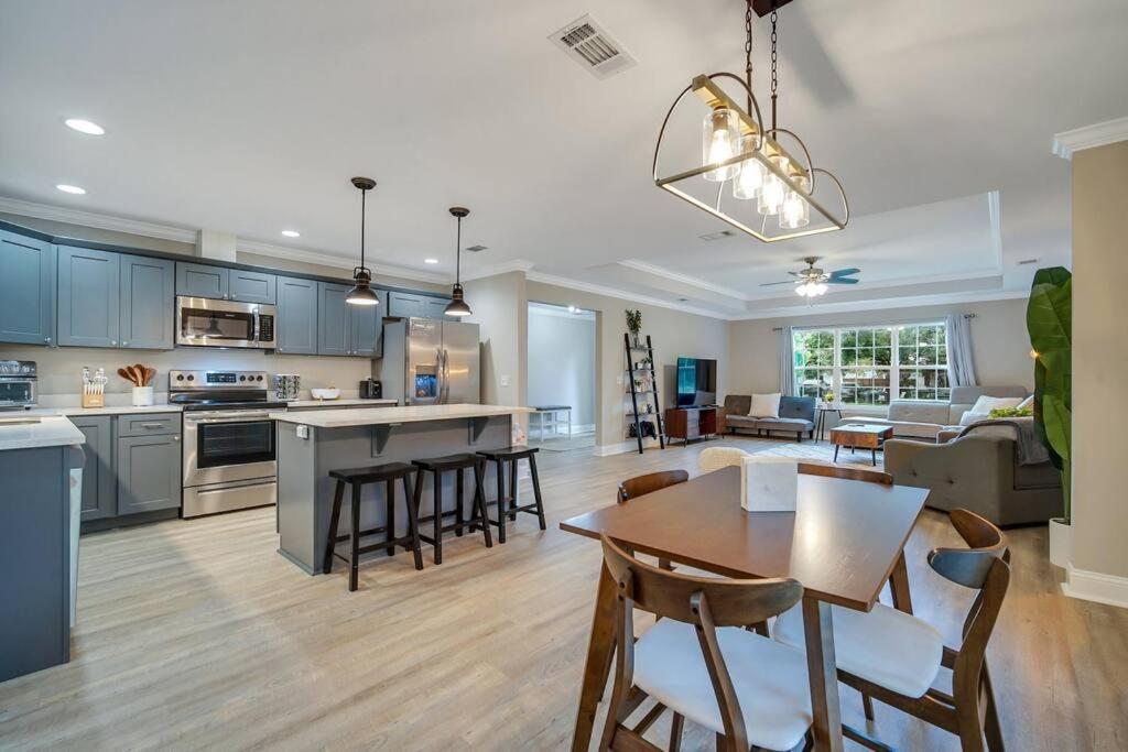 Beautiful New Construction Only 4 Min To Downtown! Holiday home